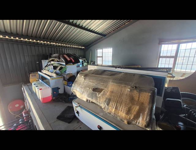 294M² FACTORY FOR SALE IN ANDERBOLT